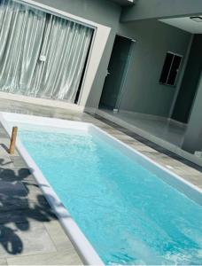 Casa de Praia Nova - com 2 suítes mais 2 quartos mais 2 banheiros sociais Piscina com Aquecimento Solar, churrasqueira e forno a lenha para 8 pessoas ou 4 Casais em São Francisco do Sul