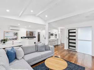 Waterfront Oasis Palm Beach 4BR, Pool & Spa