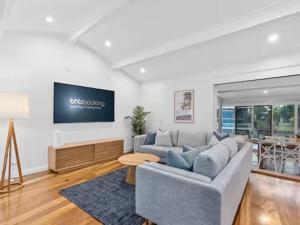 Waterfront Oasis Palm Beach 4BR, Pool & Spa