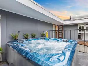 Waterfront Oasis Palm Beach 4BR, Pool & Spa