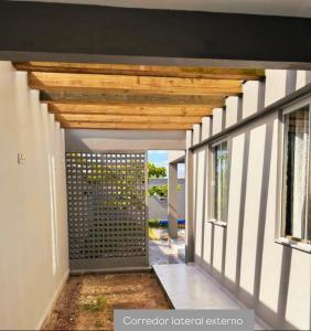 Casa de Praia Nova - com 2 suítes mais 2 quartos mais 2 banheiros sociais Piscina com Aquecimento Solar, churrasqueira e forno a lenha para 8 pessoas ou 4 Casais em São Francisco do Sul