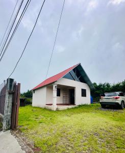 Cabaña entre montañas