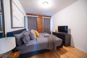 Modern Apartment By Central Park - 3 BR