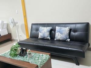 Modern BGC One Uptown 1BR near Grand Hyatt Uptown Mitsukoshi Malls and St Lukes Medical Center