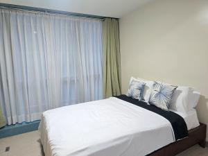 Modern BGC One Uptown 1BR near Grand Hyatt Uptown Mitsukoshi Malls and St Lukes Medical Center