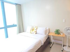 Modern BGC One Uptown 1BR near Grand Hyatt Uptown Mitsukoshi Malls and St Lukes Medical Center