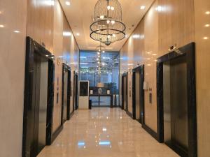 Modern BGC One Uptown 1BR near Grand Hyatt Uptown Mitsukoshi Malls and St Lukes Medical Center