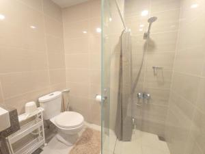 Modern BGC One Uptown 1BR near Grand Hyatt Uptown Mitsukoshi Malls and St Lukes Medical Center