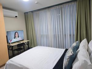 Modern BGC One Uptown 1BR near Grand Hyatt Uptown Mitsukoshi Malls and St Lukes Medical Center