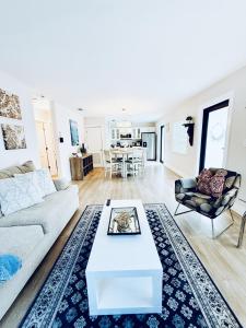 Stylish Stay Close to UM City Vibes