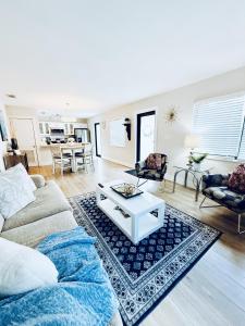 Stylish Stay Close to UM City Vibes