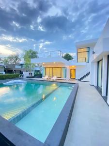 Lake View 3BR Villa with Private Pool Pattaya 24