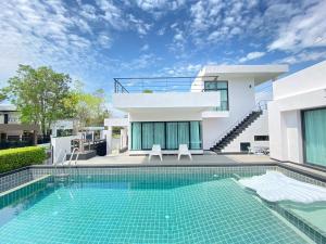 Lake View 3BR Villa with Private Pool Pattaya 24