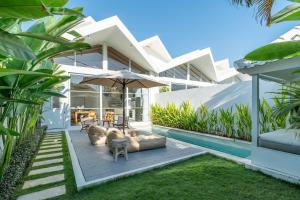 Sea Breeze Retreat Modern 3BR Villas in Canggu