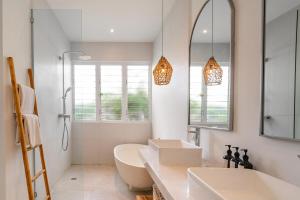 Sea Breeze Retreat Modern 3BR Villas in Canggu