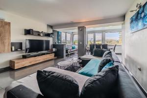 Riverside House with Pool and Hot Tub - Happy Rentals