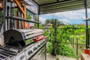 Riverside House with Pool and Hot Tub - Happy Rentals