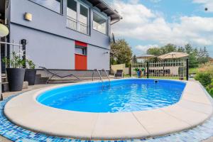 Riverside House with Pool and Hot Tub - Happy Rentals