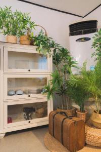 홍대 합정 마포구청역도보3분거리 큰거실 3Room 퀸베드5개 최대10인가족 단체