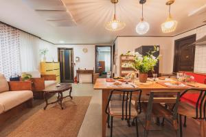 홍대 합정 마포구청역도보3분거리 큰거실 3Room 퀸베드5개 최대10인가족 단체