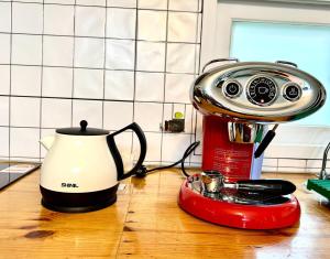 홍대 합정 마포구청역도보3분거리 큰거실 3Room 퀸베드5개 최대10인가족 단체