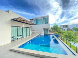 Lake View 3BR Villa with Private Pool Pattaya 30