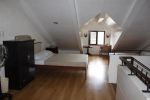 Sydney 12 minutes to Burnham, Convention Ctr, 15 pax