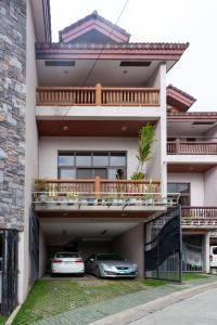 Sydney 12 minutes to Burnham, Convention Ctr, 15 pax