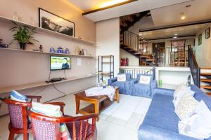 Sydney 12 minutes to Burnham, Convention Ctr, 15 pax