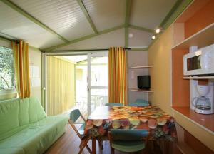 Complexes hoteliers Camping La Pinede : photos des chambres