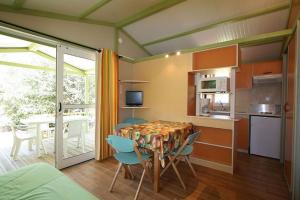 Complexes hoteliers Camping La Pinede : photos des chambres
