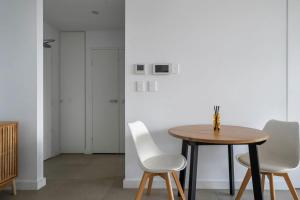 75R Stylish Abnb-Style One Bedroom Apartment in Rosebery, Parking