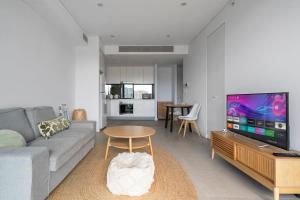 75R Stylish Abnb-Style One Bedroom Apartment in Rosebery, Parking
