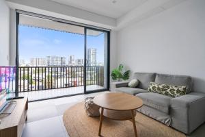 75R Stylish Abnb-Style One Bedroom Apartment in Rosebery, Parking