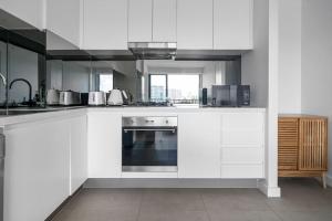 75R Stylish Abnb-Style One Bedroom Apartment in Rosebery, Parking