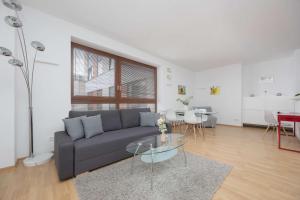 Spacious and Bright Apartment with Parking in the City Center by Noclegi Renters
