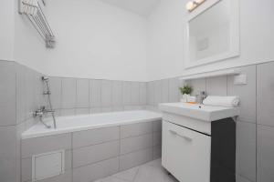 Spacious and Bright Apartment with Parking in the City Center by Noclegi Renters