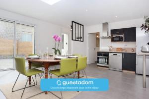 Le Debussy - Wifi - Parking - Centre - 3-star hotels in Laval