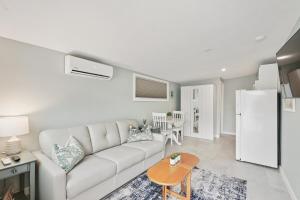 Chic Studio Cottage - Walk to Siesta Key Beach!