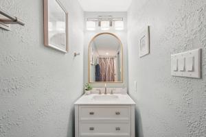 Chic Studio Cottage - Walk to Siesta Key Beach!