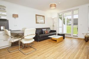 Terrasse, gratis Nutzung vom AHOI Erlebnisbad und Sauna in Sellin - Meeresblick FeWo 11