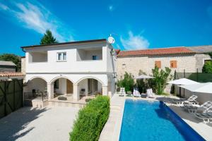 Villa Martin - Countryside Retreat with Pool & Pavilion