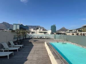 Canal-Side Apt Close to V and A and CTICC