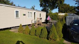 Chalet Meerwijck mit Terrasse am Wasser und Meer mit Schwimmbad