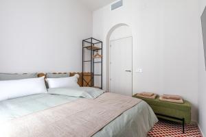 Exterior apartment—Color and comfort in Malasaña