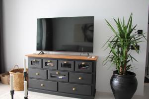 Completely renovated large apt, amazing sea views