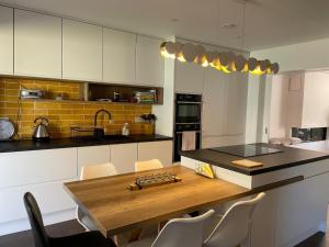 EV friendly & Stylish Dunmore East Holiday Home Sleeps 7