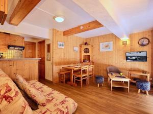 Courchevel : 2 pièces cosy avec balcon, wifi, casier à skis, pour 4 pers - FR-1-575-242