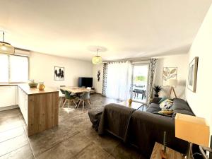 T3 lumineux avec terrasse, parking et piscine