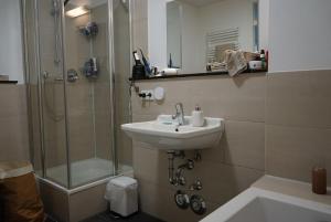 Elegant Furnished Apartment in Central Cologne for Long Stay